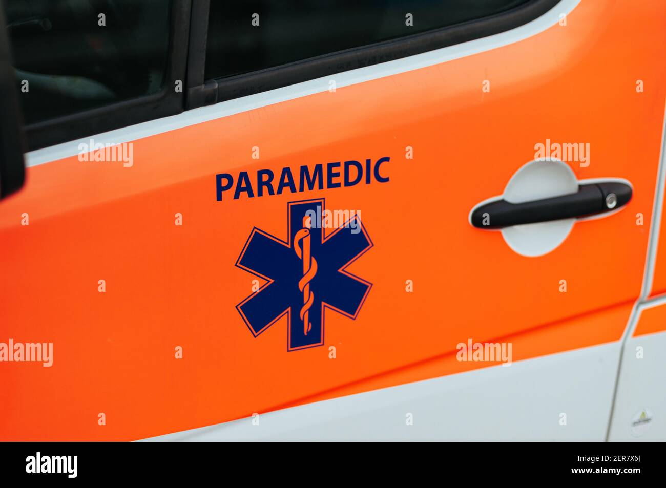 Die Tür des Ambulanzwagens ist aus der Nähe Stockfoto