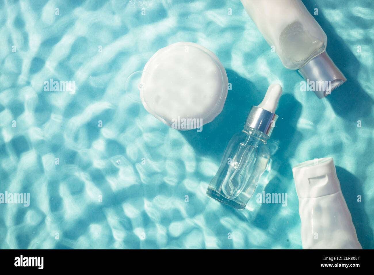 Serumflasche unter Wasser. Stockfoto