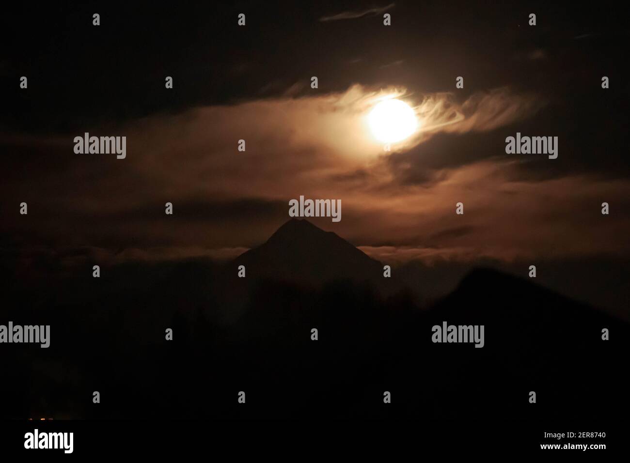 Mond und Berg Stockfoto