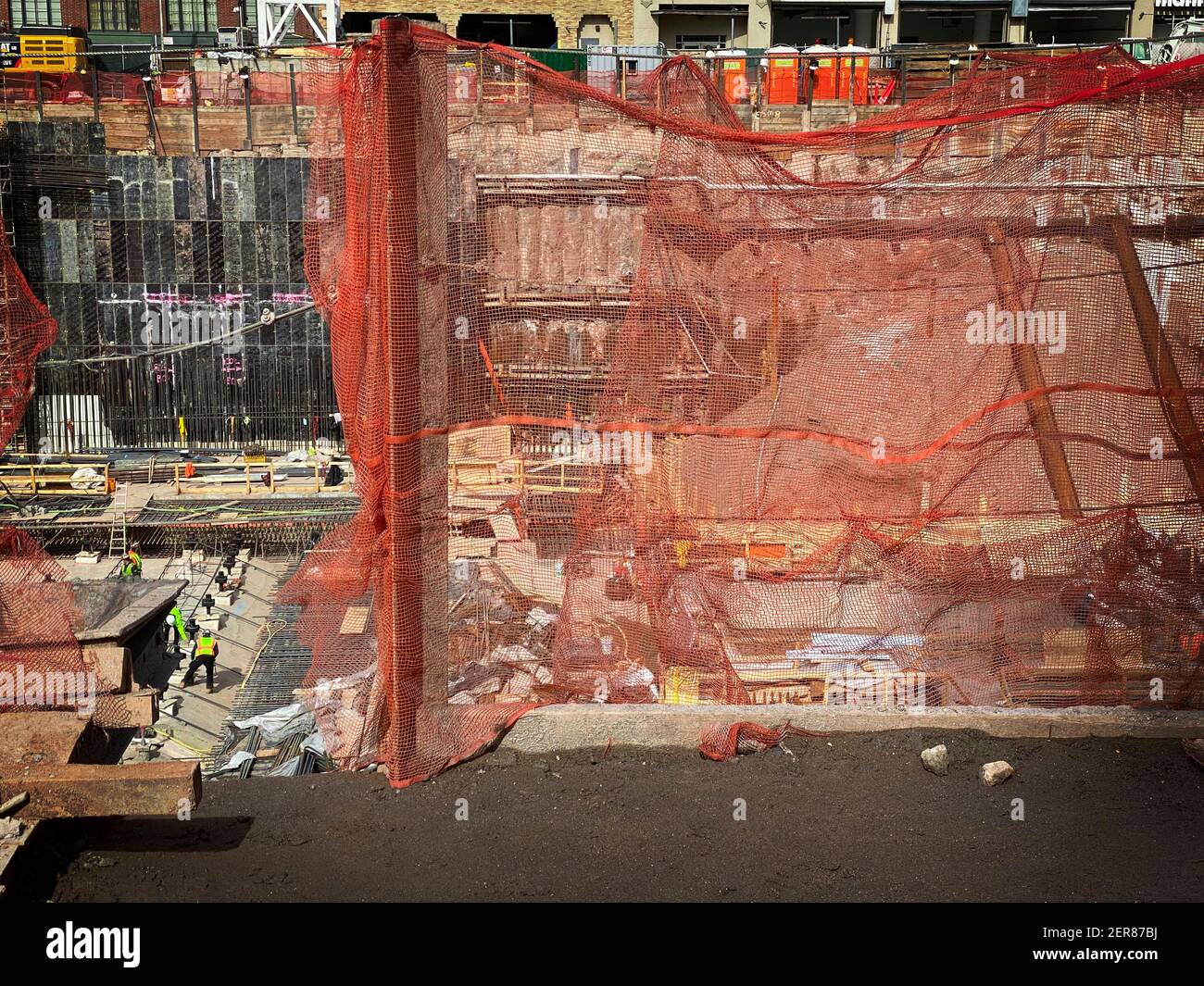 New York, NY, USA - 1. März 2021: Straßenansicht des frühen Baus von Disneys neuem Hauptquartier am Hudson Square Stockfoto