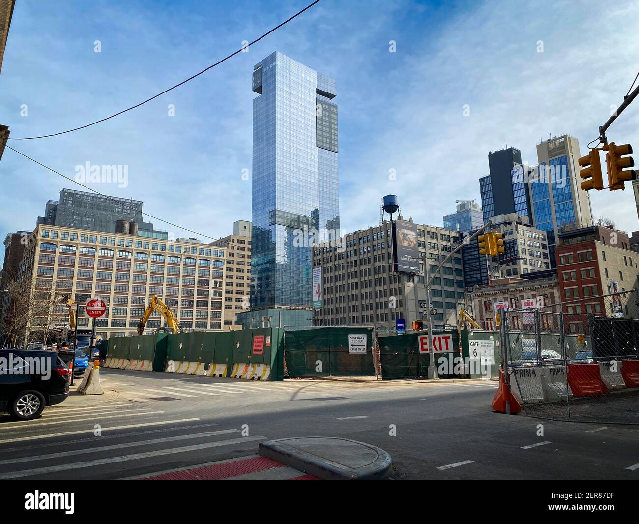 New York, NY, USA - 1. März 2021: Blick auf das Dominick Hotel (ehemals Trump SOHO) von der Baustelle des Disney-Hauptquartiers aus Stockfoto