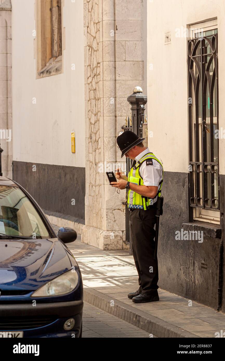 07-10-2010 Gibraltar, UK : EIN Polizist, der bei der Royal Gibraltar Police (RGP) arbeitet, der wichtigsten Strafverfolgungsbehörde im britischen Überseegebiet Gib Stockfoto
