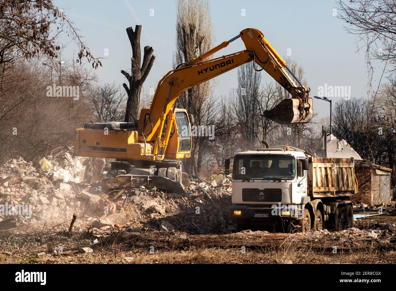 Bauabriss Hyundai Bagger beladen einen LKW während der Räumung einer Baustelle in Sofia, Bulgarien, Osteuropa, EU Stockfoto