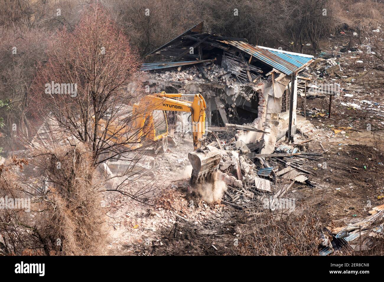 Bauabriss Hyundai Bagger Demontage eines alten Wohnhauses und Räumung einer Baustelle in Sofia, Bulgarien, Osteuropa, EU Stockfoto