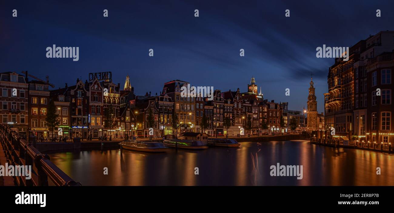 Zentrum von Amsterdam am Kanal während der blauen Stunde Stockfoto