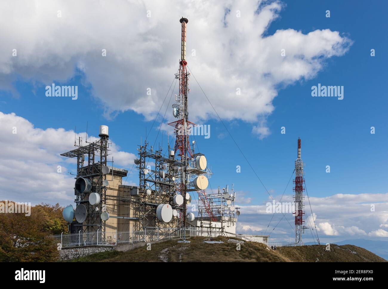 Ein leistungsfähiger Fernsehsender auf dem Berg Nanos, Slowenien Stockfoto
