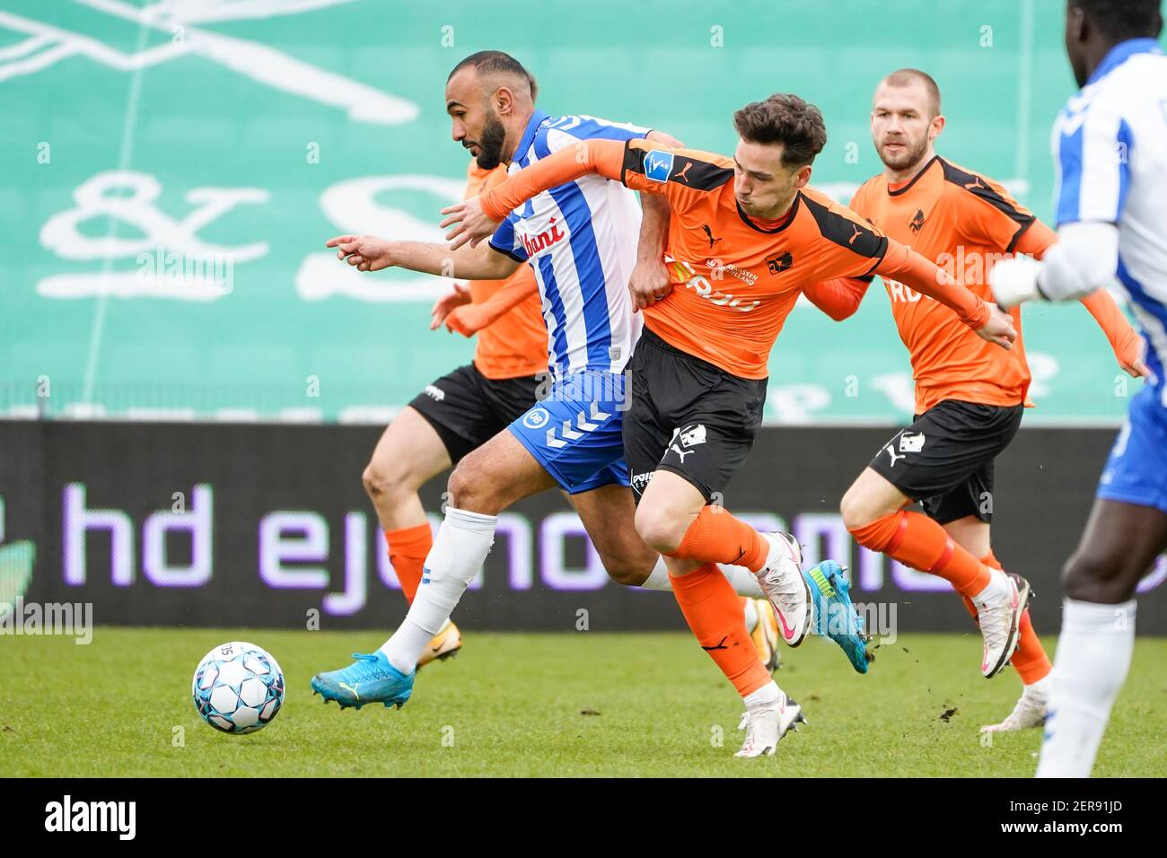 Odense, Dänemark. Februar 2021, 28th. Issam Jebali (7) von ob und Vito Hammershoy-Mistrati (20) von Randers FC beim Superliga-Spiel 3F zwischen Odense Boldklub und Randers FC im Nature Energy Park in Odense. (Foto Kredit: Gonzales Foto/Alamy Live News Stockfoto