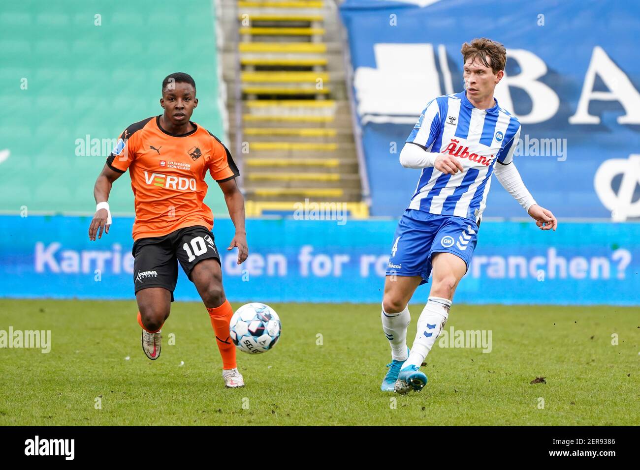 Odense, Dänemark. Februar 2021, 28th. Ryan Johnson Laursen (4) von ob und Tosin Kehinde (10) von Randers FC während des Superliga-Spiels 3F zwischen Odense Boldklub und Randers FC im Nature Energy Park in Odense. (Foto Kredit: Gonzales Foto/Alamy Live News Stockfoto