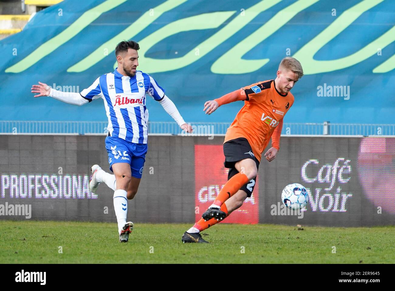 Odense, Dänemark. Februar 2021, 28th. Bashkim Kadrii (12) von ob und Simon Graves (2) von Randers FC während des Superliga-Spiels 3F zwischen Odense Boldklub und Randers FC im Nature Energy Park in Odense. (Foto Kredit: Gonzales Foto/Alamy Live News Stockfoto