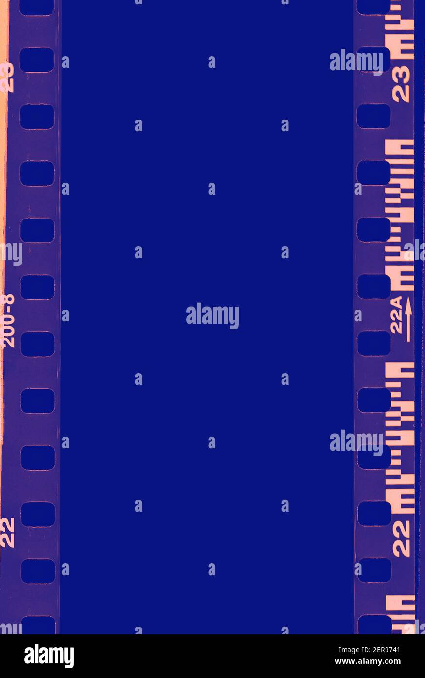 Filmstreifen, leere Bilderrahmen, freier Platz für Ihr Foto, echter hochauflösender 35mm-Filmstreifen-Scan mit Gebrauchsspuren auf dem Rahmen. Leere alte Grunge Film stri Stockfoto