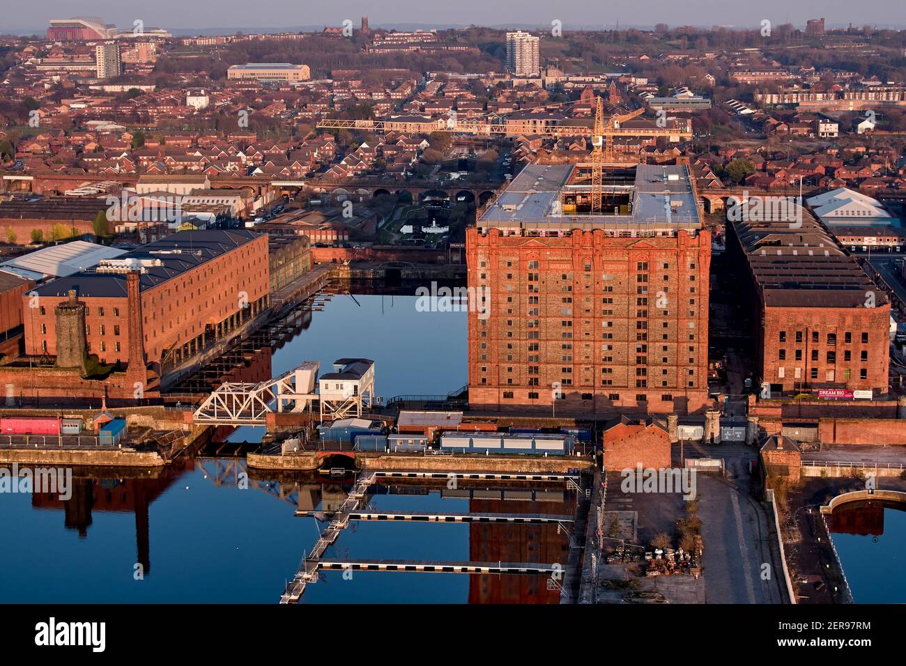 Das Tabaklager ist ein denkmalgeschütztes Gebäude der Klasse II und das größte Ziegellager der Welt. Erbaut im Jahr 1901 steht 125 Meter hoch in Stanley Dock Stockfoto