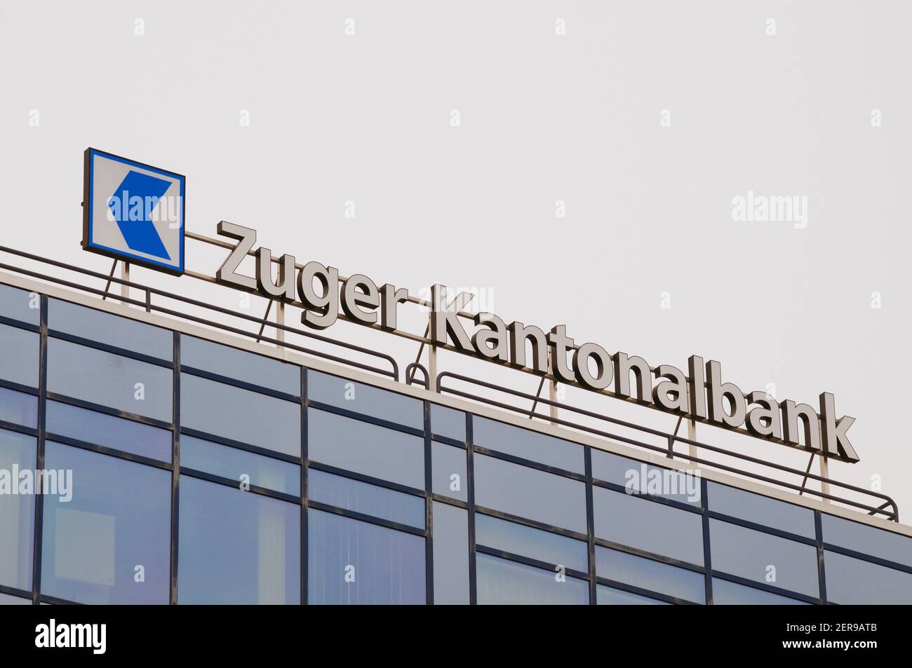 Zug, Schweiz - 26th. Februar 2021 : Zuger Kantonalbank oder Zuger KB Bank Schild am Hauptsitz in Zug, Schweiz Stockfoto