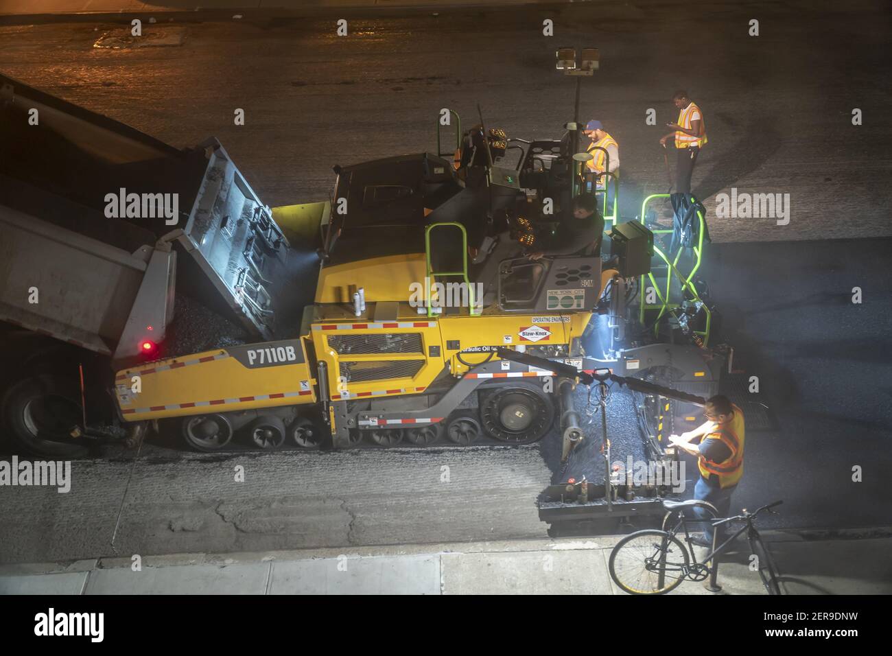 Am Mittwoch, den 30. Mai 2018, pflastern Arbeiter des New Yorker Verkehrsdepts die Ninth Avenue im New Yorker Stadtteil Chelsea. (Foto von Richard B. Levine) Stockfoto