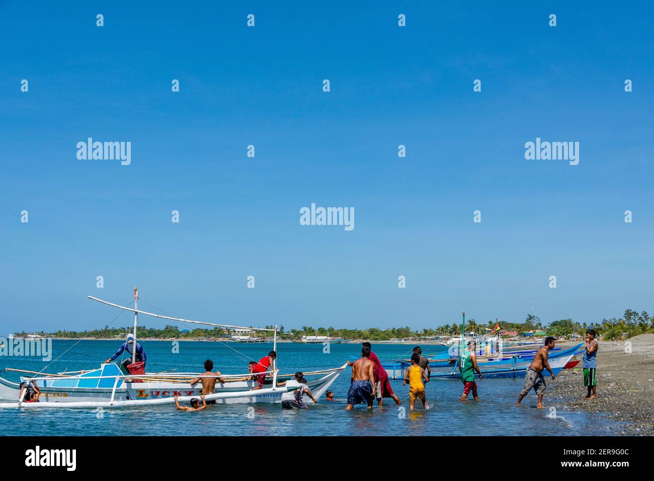 Passagiere steigen von einem Boot in Mindoro, Philippinen, aus. Stockfoto