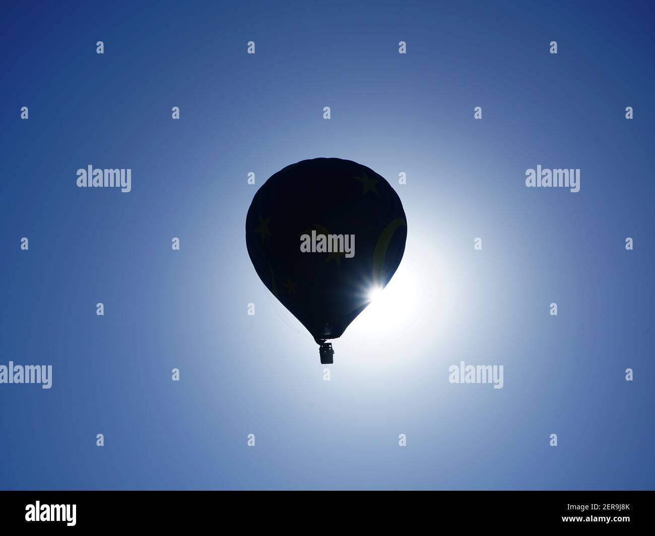 Heißluftballon silhouetted gegen die Morgensonne. Von der Seite betrachtet. Stockfoto
