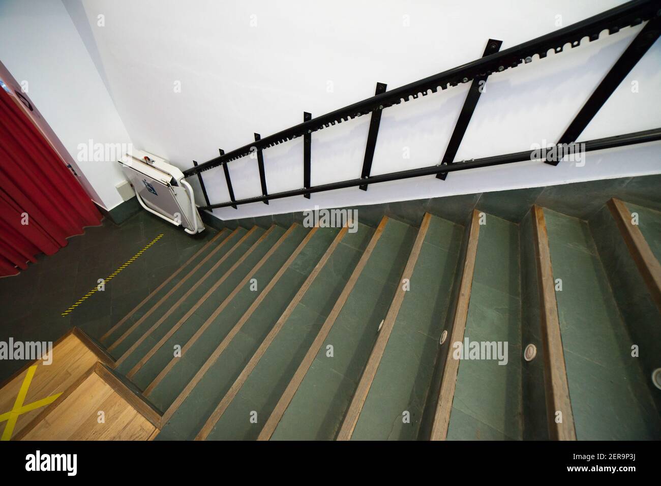 Treppenlift für behinderte und ältere Menschen zum Treppensteigen im Auditorium. Theater- und Behindertenkonzept Stockfoto