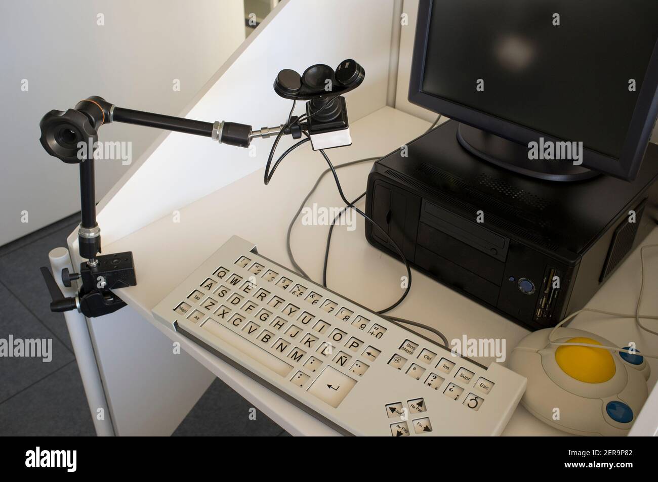 Computer für deaktivierte Benutzer. Es war ausgestattet mit alternativen Eingabegeräten wie Handsfree Kinn Maus, Adaptive Tastatur und Trackball Stockfoto