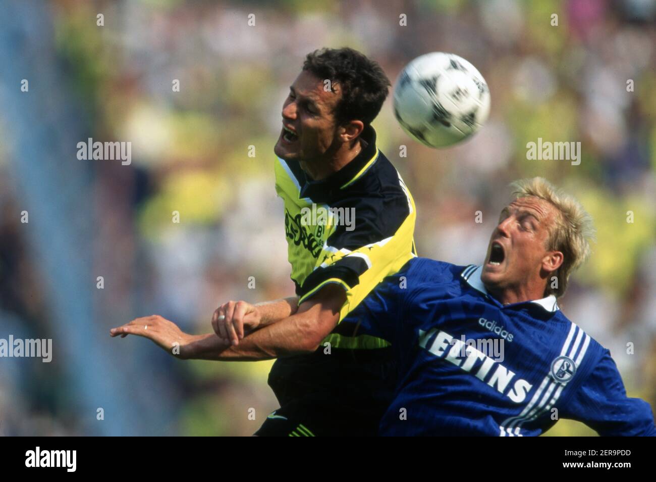 Schalke, Deutschland. 28th Feb, 2021. firo 09.08.1997 Fußball, Fußball, 1st Bundesliga, Saison 1997/1998, Archivfoto, 97/98 Archivbilder, 3rd Spieltag FC Schalke 04 - BVB Borussia Dortmund 1: 0 Duelle, Mike Buskens, Versus, Heiko herrlich Quelle: dpa/Alamy Live News Stockfoto