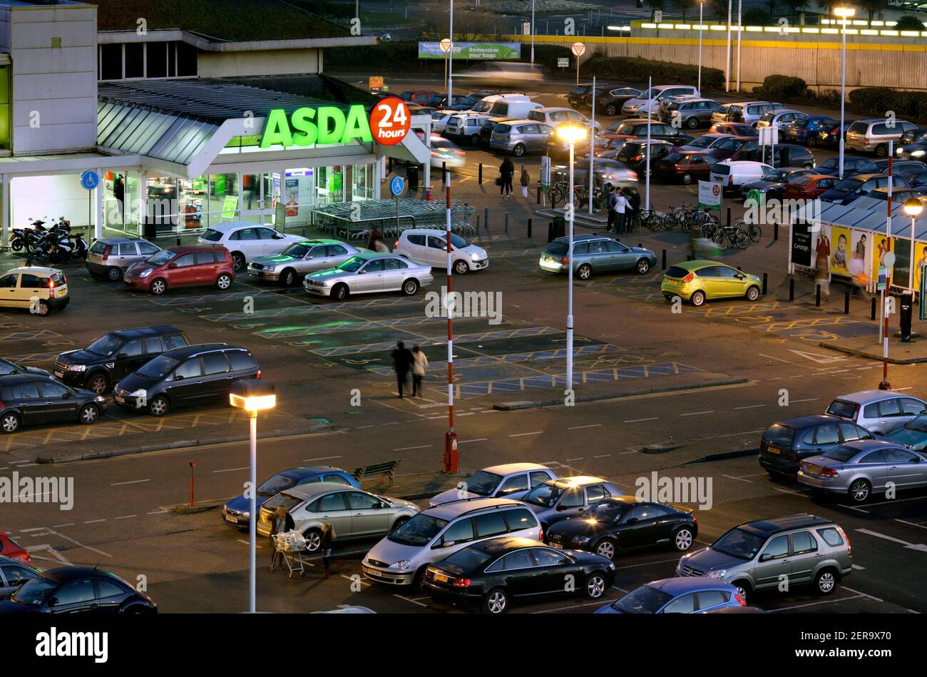 Asda 24 Stunden Supermarkt in der Nacht, Brighton Marina. Stockfoto