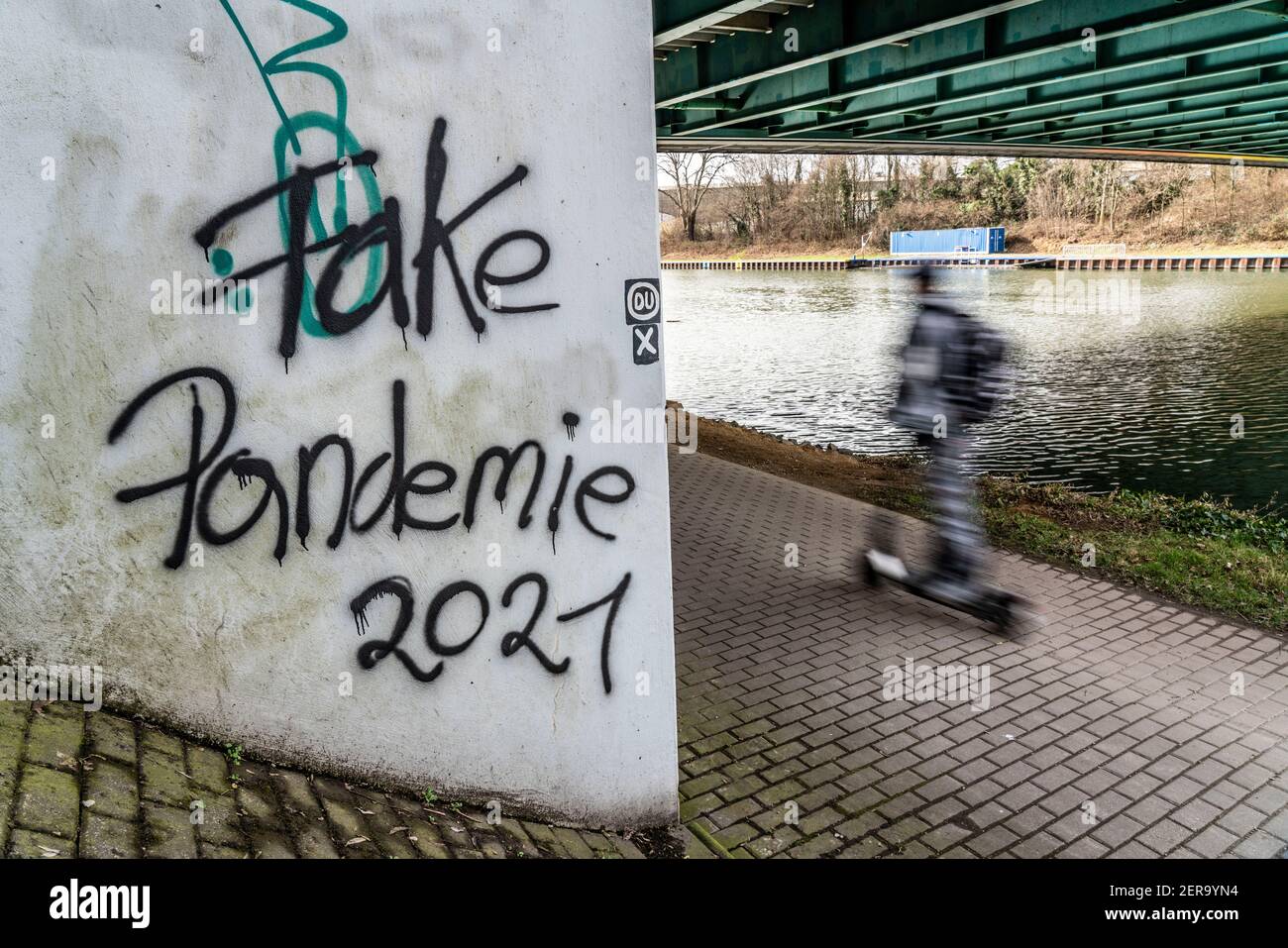 Graffiti von Corona Pandemic Deniers, auf einer Brücke über den Rhein-Herne-Kanal in Duisburg, NRW, Deutschland, Stockfoto