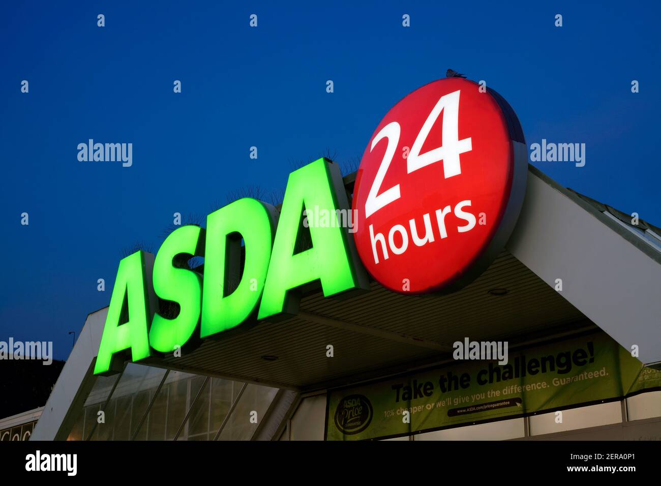 24 Stunden einkaufen, ASDA Supermarkt Schild, Brighton Marina. Stockfoto