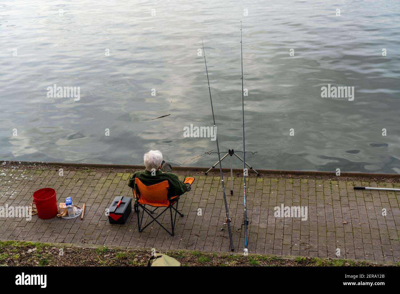 Angler am Rhein-Herne-Kanal, Senior, Duisburg, NRW, Deutschland, Stockfoto