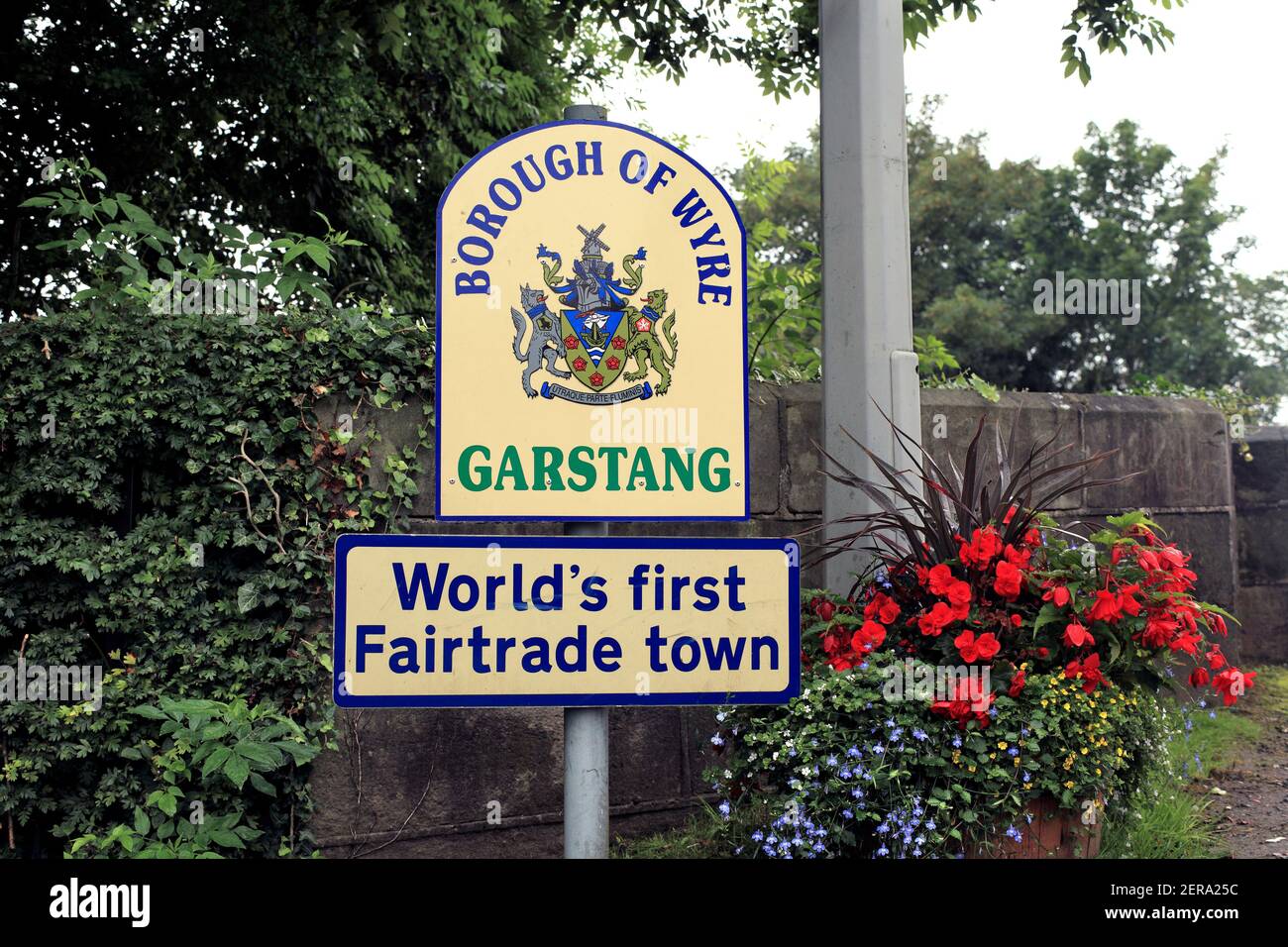 Schild in der Nähe von Garstang, Lancashire, das es als die "erste Fairtrade-Stadt der Welt" ausrief. Stockfoto