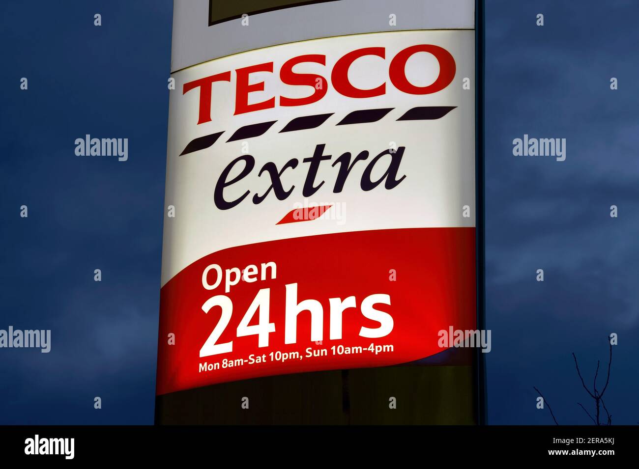 Schild an 24 Stunden Tesco außerhalb der Stadt Supermarkt, das Holmbush Center, Shoreham-by-Sea, West Sussex Stockfoto