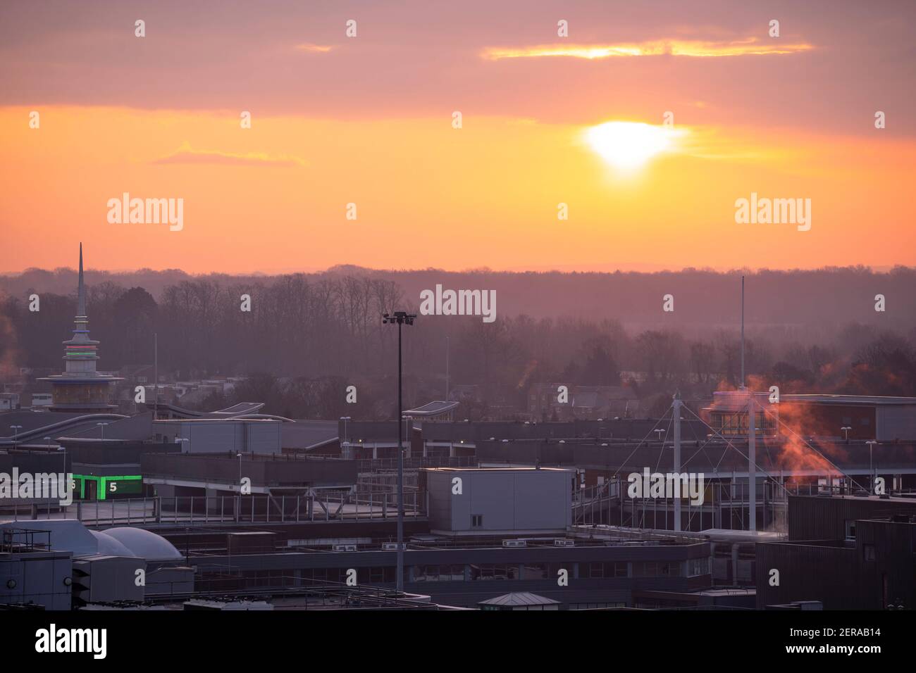 Spektakulärer Sonnenaufgang, der den Himmel orange über dem Festival Place Einkaufszentrum und Basingstoke Stadtzentrum an einem kalten Wintertag im Februar dreht. VEREINIGTES KÖNIGREICH Stockfoto