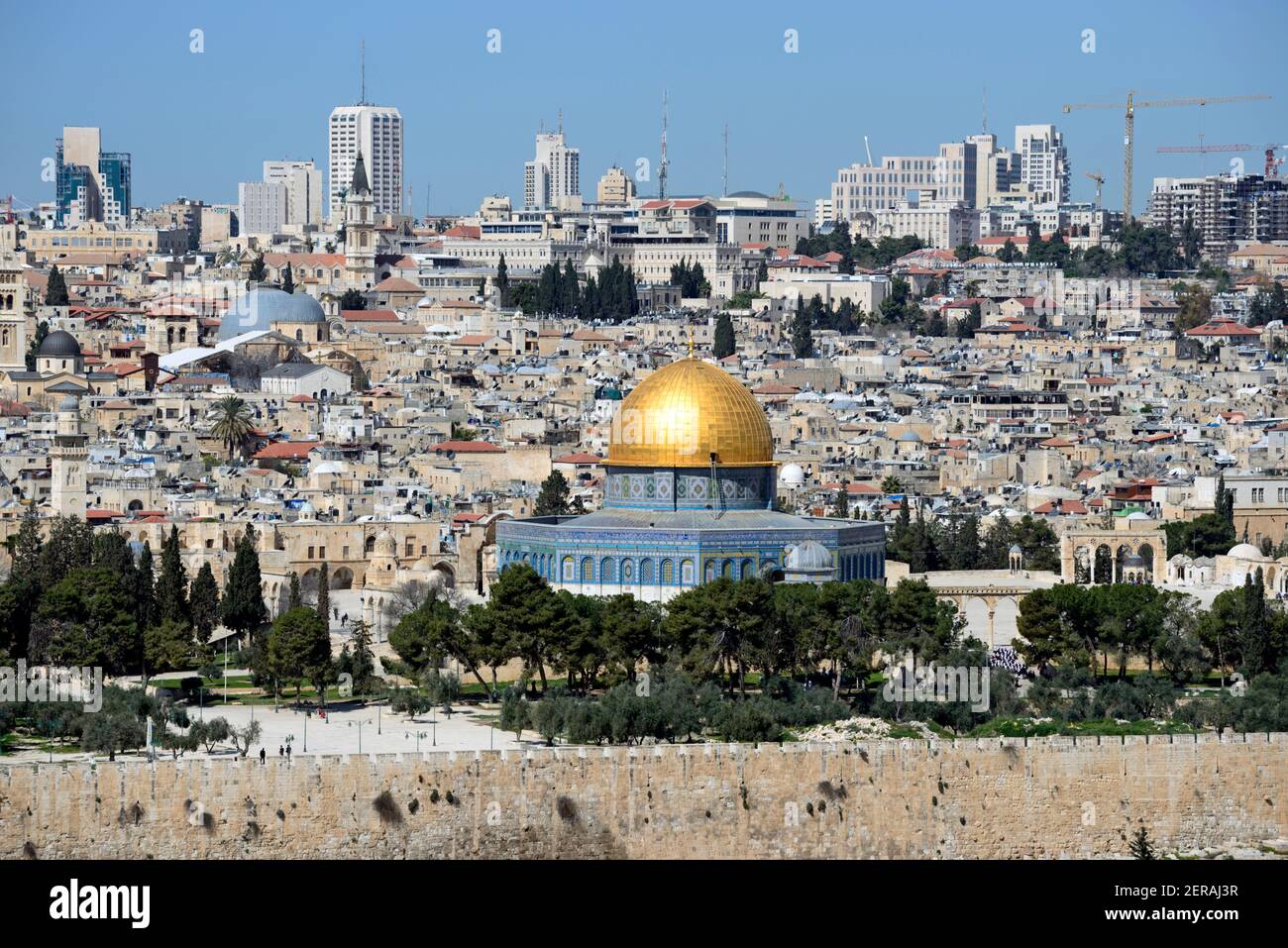 Berühmte "Dome of the Rock" auf Temple Mount und die Altstadt von Jerusalem mit der Skyline der neueren Teile der Stadt vom Ölberg aus gesehen Stockfoto