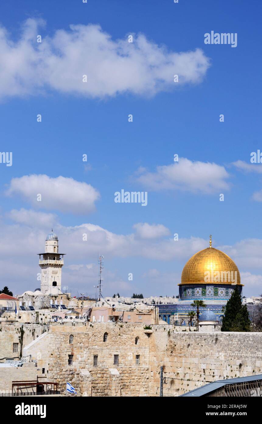 Ikonischer 'Felsendom' mit seiner goldenen Kuppel und seinem Minarettturm über der 'Klagemauer' oder Kotel auf Tempelberg, Altstadt, Jerusalem, Israel Stockfoto