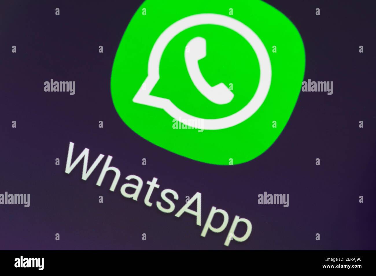 Eine Makro-Nahaufnahme des WhatsApp Messenger App-Logos auf einem Smartphone-Bildschirm - ein amerikanischer Freeware-, Messaging- und Voice-over-IP-Dienst Stockfoto