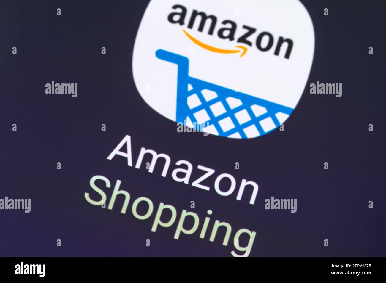 Eine Makroaufnahme des Amazon Shopping App Logos auf einem Smartphone Bildschirm. Amazon konzentriert sich auf E-Commerce, Cloud Computing, digitales Streaming und KI Stockfoto