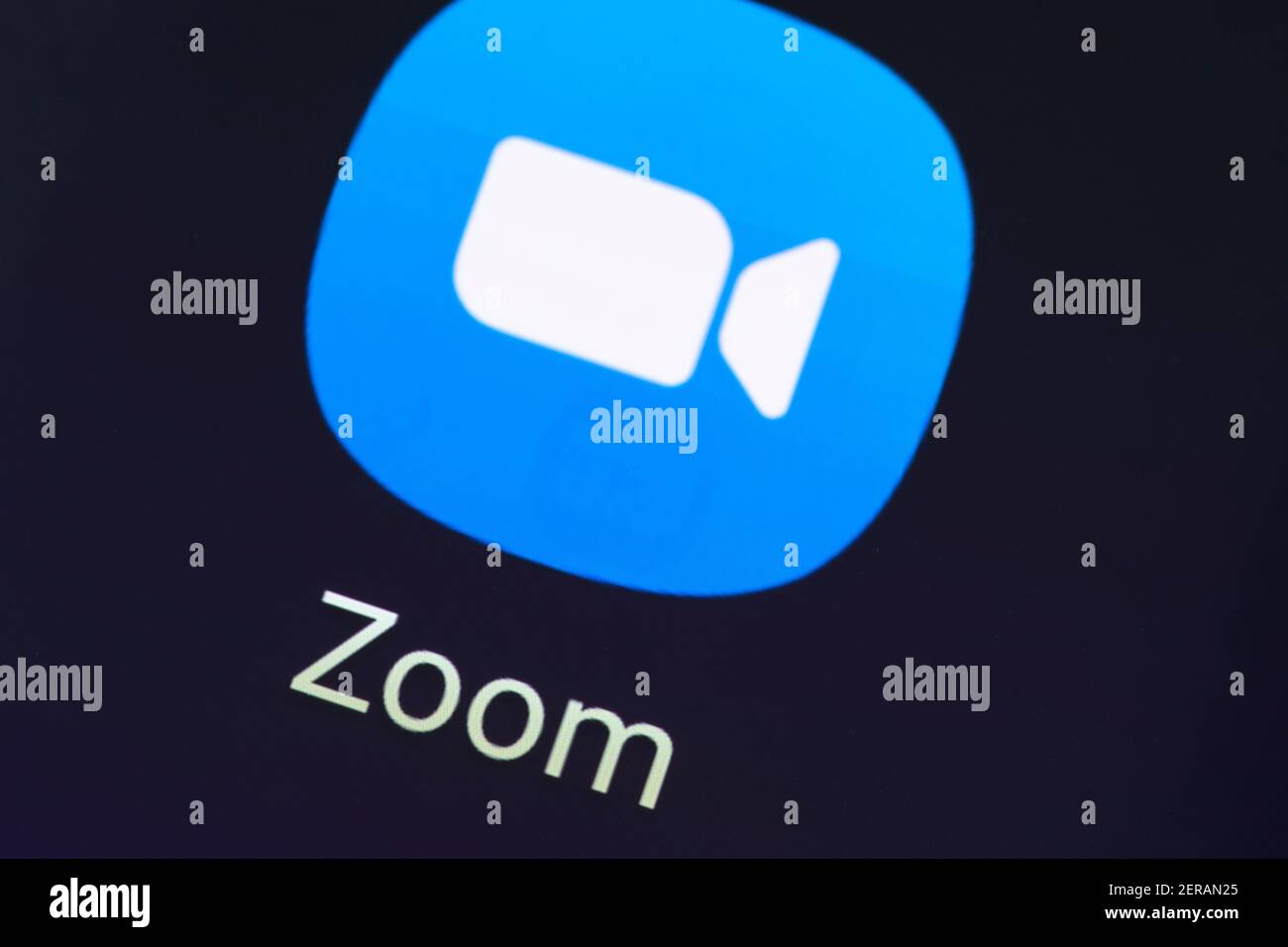 Eine Makroaufnahme des Zoom App Logos auf einem Smartphone Bildschirm. Zoom ist ein Videotelefony Software-Programm von Zoom Video Communications entwickelt Stockfoto