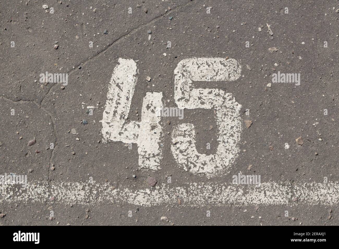 Nummer 45, fünfundvierzig, auf Asphalt lackiert, Laufstrecke Stockfoto