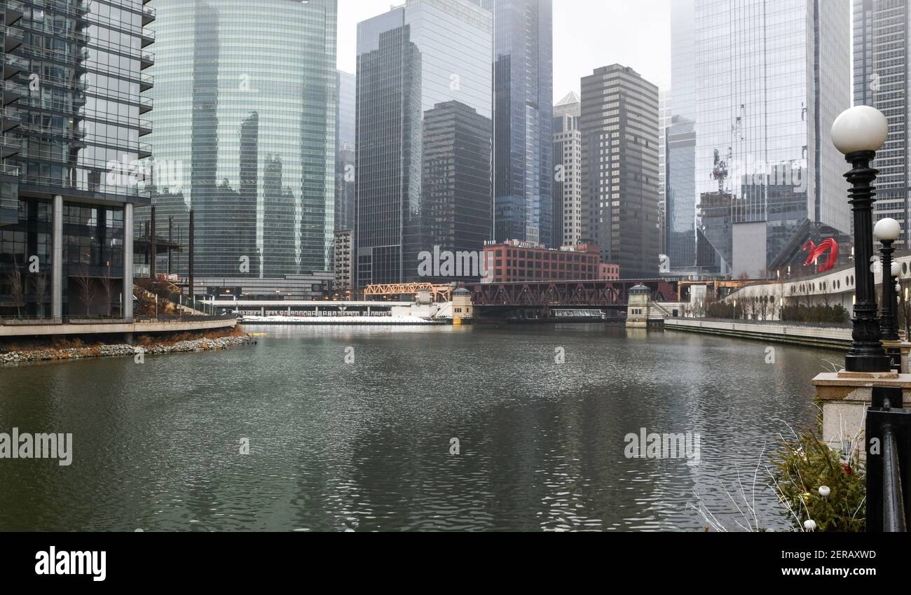 Skyline-Gebäude entlang des Flusses an einem nebligen Morgen Stockfoto