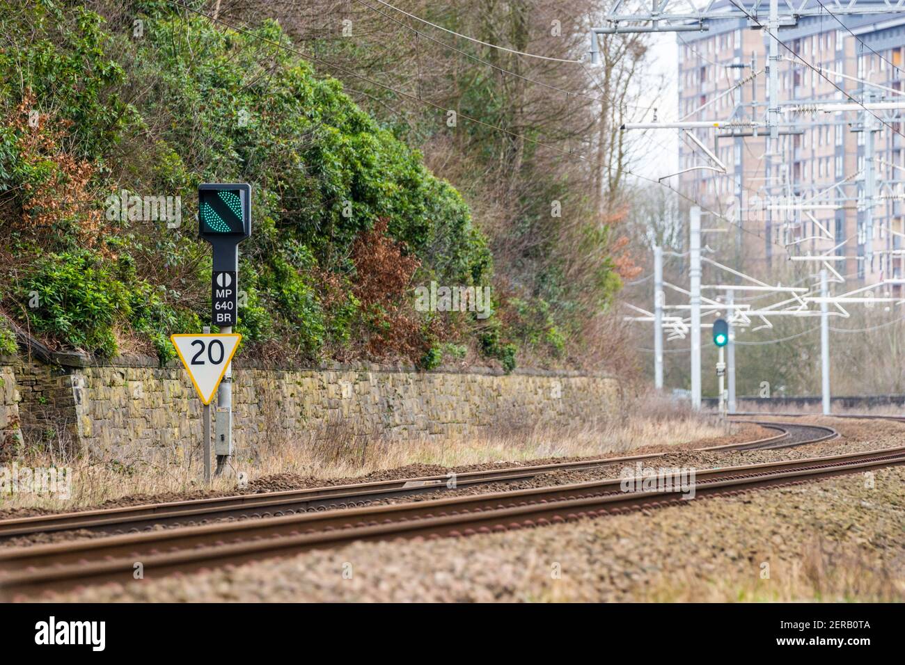 Britische Bahnbanner-Repeater-Signal, das den Status eines verborgenen Signals (zum Beispiel um eine Kurve) im Voraus anzeigt. Grünes Signal (fortfahren). Stockfoto