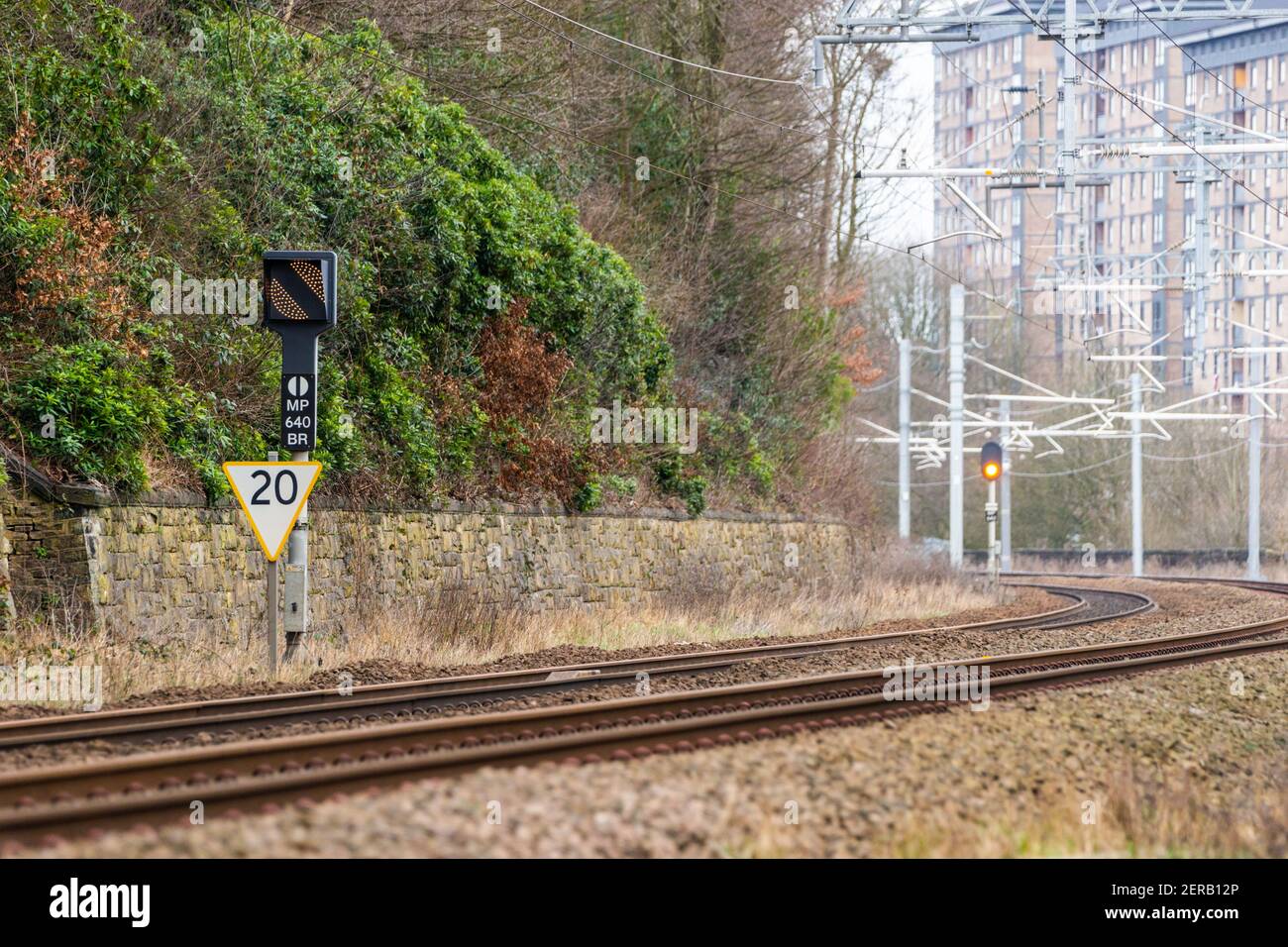 Britische Bahnbanner-Repeater-Signal, das den Status eines verborgenen Signals (zum Beispiel um eine Kurve) im Voraus anzeigt. Bernstein-/Fortsetzen-Aspekt. Stockfoto