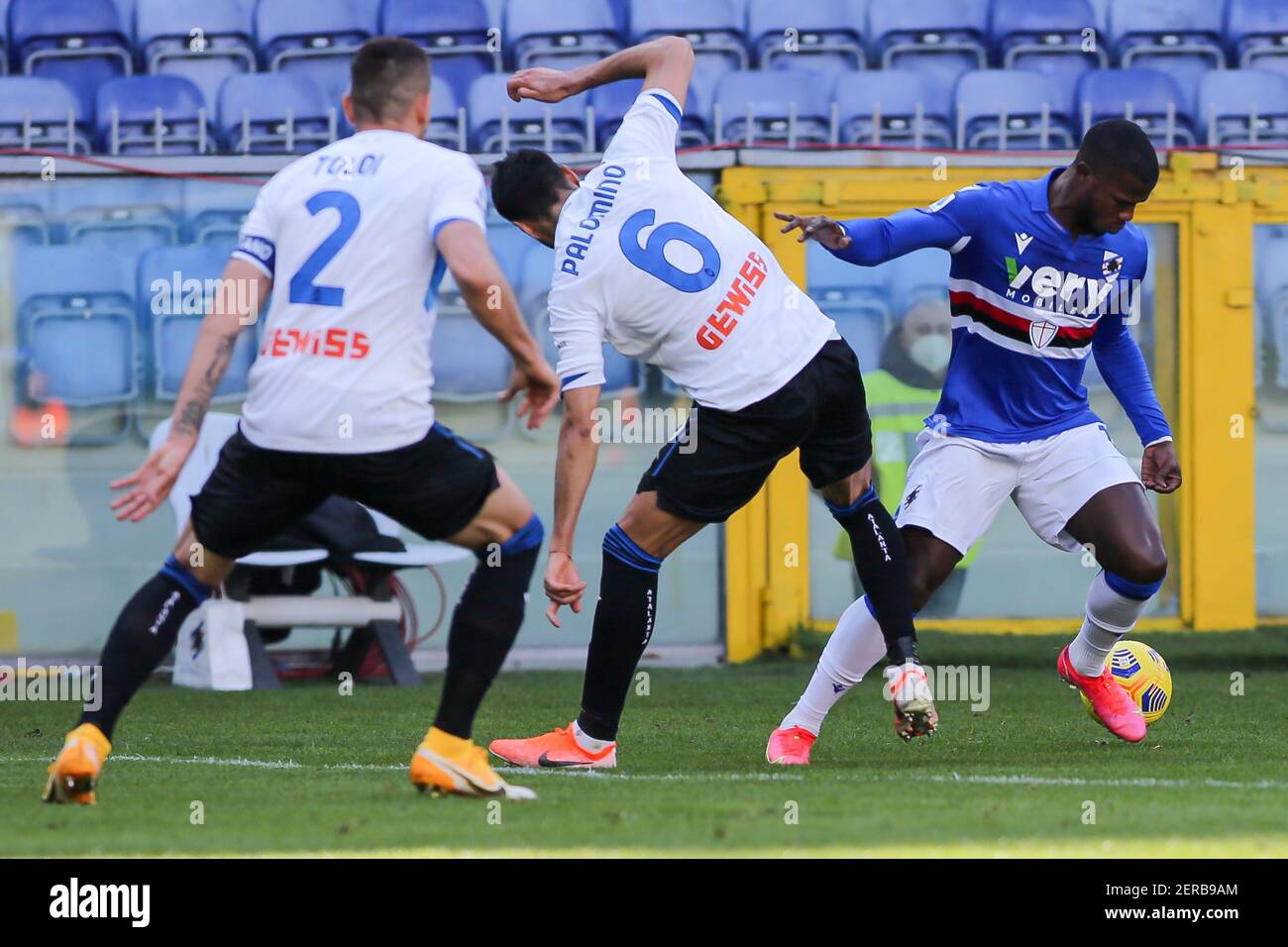 GENUA, ITALIEN - 28. FEBRUAR: Rafael Toloi von Atalanta, Jose Palomino von Atalanta, Keita Balde von Sampdoria während der Serie EIN Spiel zwischen Sampdoria und Atalanta im Stadio Luigi Ferraris am 28. Februar 2021 in Genua, Italien (Foto: Ciro Santangelo/Orange Pictures) Stockfoto