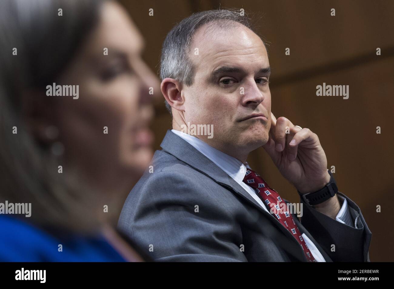 USA - JUNI 20: Michael Daniel, ehemaliger Koordinator für Cybersicherheit im Weißen Haus und Sonderassistent von Präsident Obama, und AMB. Victoria Nuland, ehemalige stellvertretende Staatssekretärin für europäische und eurasische Angelegenheiten, gab während einer Anhörung des Senats (Select) Intelligence Committee im Hart-Gebäude mit dem Titel "politische Reaktion auf russische Einmischung in die US-Wahlen 2016" am 20. Juni 2018 Zeugnis. (Foto von Tom Williams/CQ Roll Call) Stockfoto
