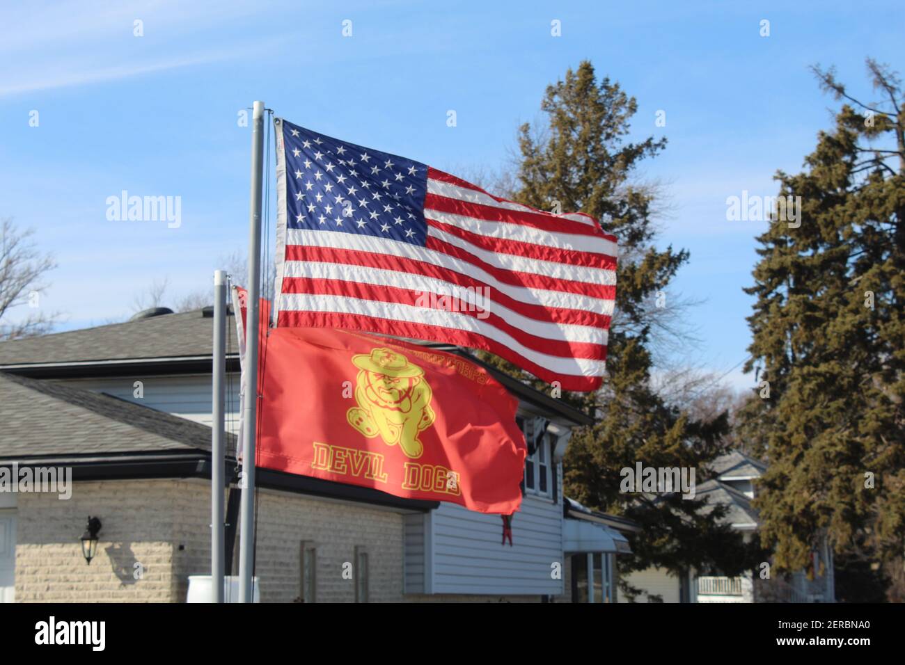 USA Flagge mit US Marine Corps Devil Dogs Flagge darunter in des Plaines, Illinois Stockfoto
