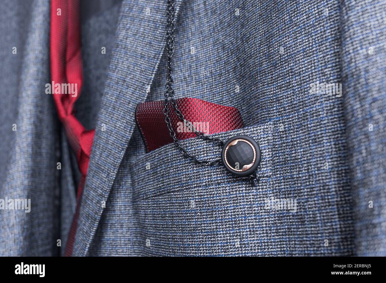 Teil oder Element eines Herrenanzugs mit Krawatte und dekorativer Tasche für eine Serviette mit Knopf-Nahaufnahme. Stockfoto