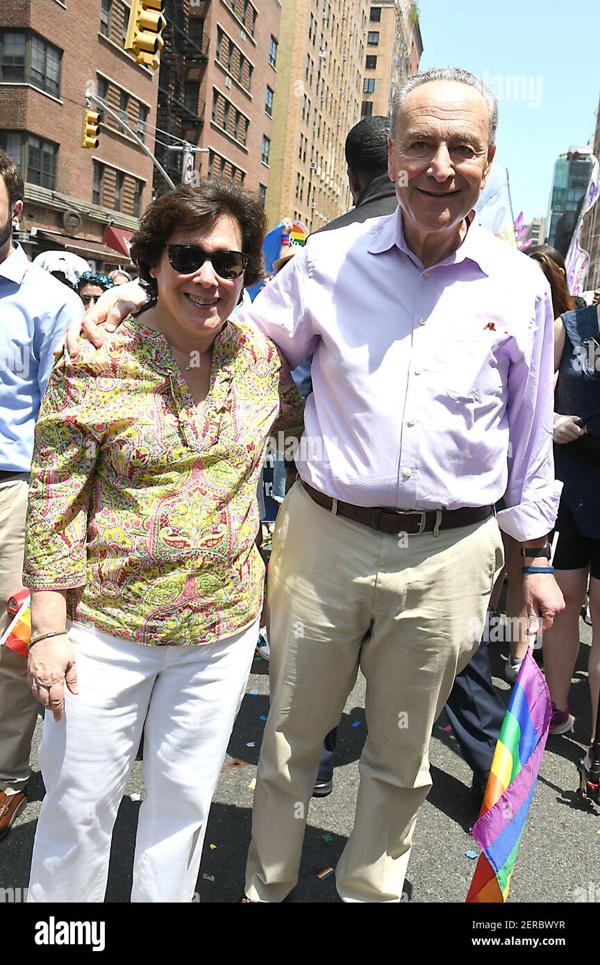 Chuck Schumer und seine Frau Iris Weinshall nehmen am 24. Juni 2018 am NYC LGBTQIA+ Pride March
