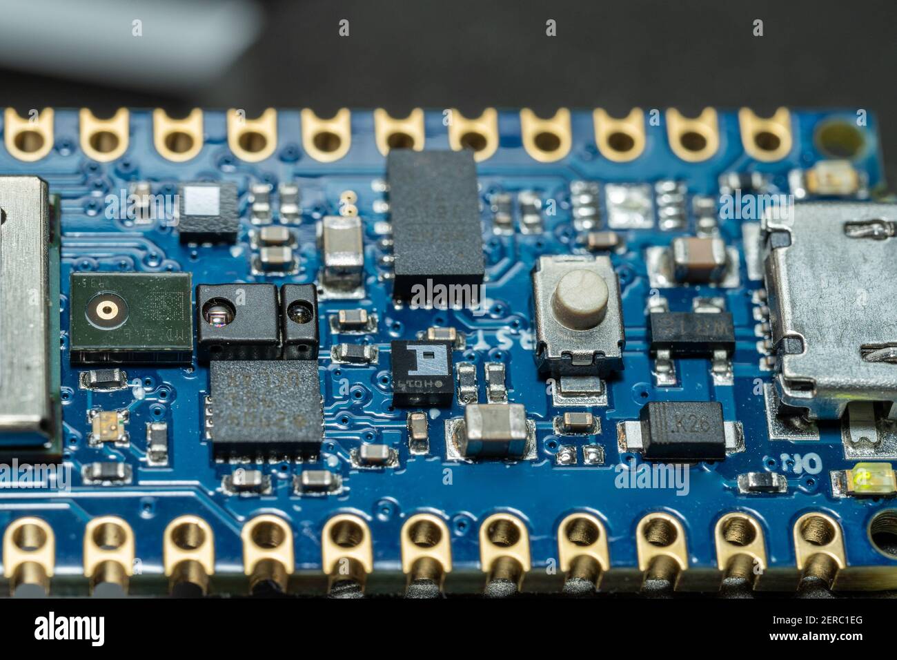 Arduino Nano ist ein kleines, komplettes und Breadboard-freundliches Board, das auf dem ATmega328P veröffentlichten 2008 basiert. Es bietet die gleiche Konnektivität und Spezifikationen o Stockfoto