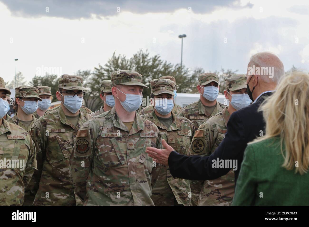 US-Präsident Joe Biden und First Lady Dr. Jill Biden sprechen mit Airmen von der 64th Expeditionary Medical Operations Squadron während eines Besuchs im staatlich unterstützten COVID-19 Community Impfzentrum im NRG Stadium 26. Februar 2021 in Houston, Texas. Stockfoto