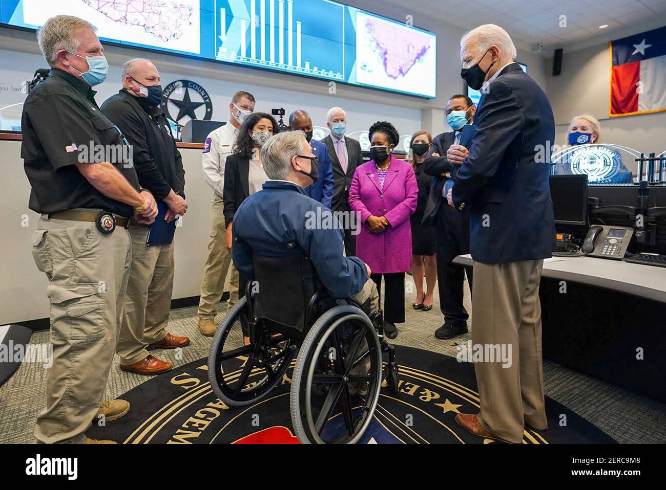 US-Präsident Joe Biden spricht mit dem Gouverneur von Texas, Greg Abbott, dem Zentrum und Beamten während eines Besuchs im Harris County Emergency Operations Center am 26. Februar 2021 in Houston, Texas. Biden besucht Texas nach schweren Winterstürmen, die einen großen Teil des Staates ohne Strom hinterlassen haben. Stockfoto