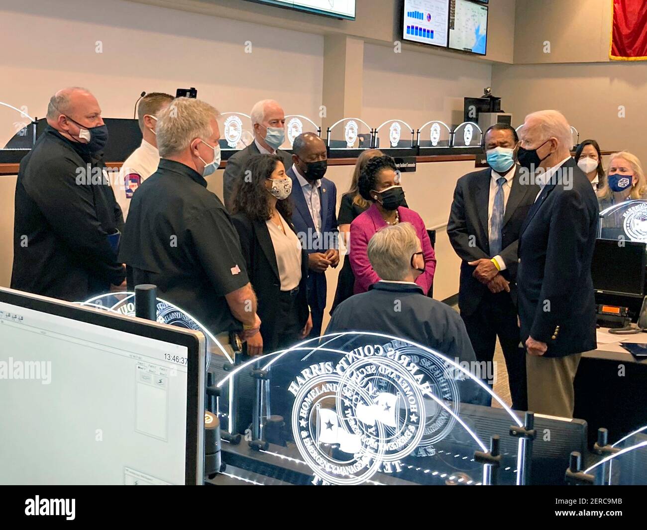 US-Präsident Joe Biden spricht mit dem Gouverneur von Texas, Greg Abbott, dem Zentrum und Beamten während eines Besuchs im Harris County Emergency Operations Center am 26. Februar 2021 in Houston, Texas. Biden besucht Texas nach schweren Winterstürmen, die einen großen Teil des Staates ohne Strom hinterlassen haben. Stockfoto