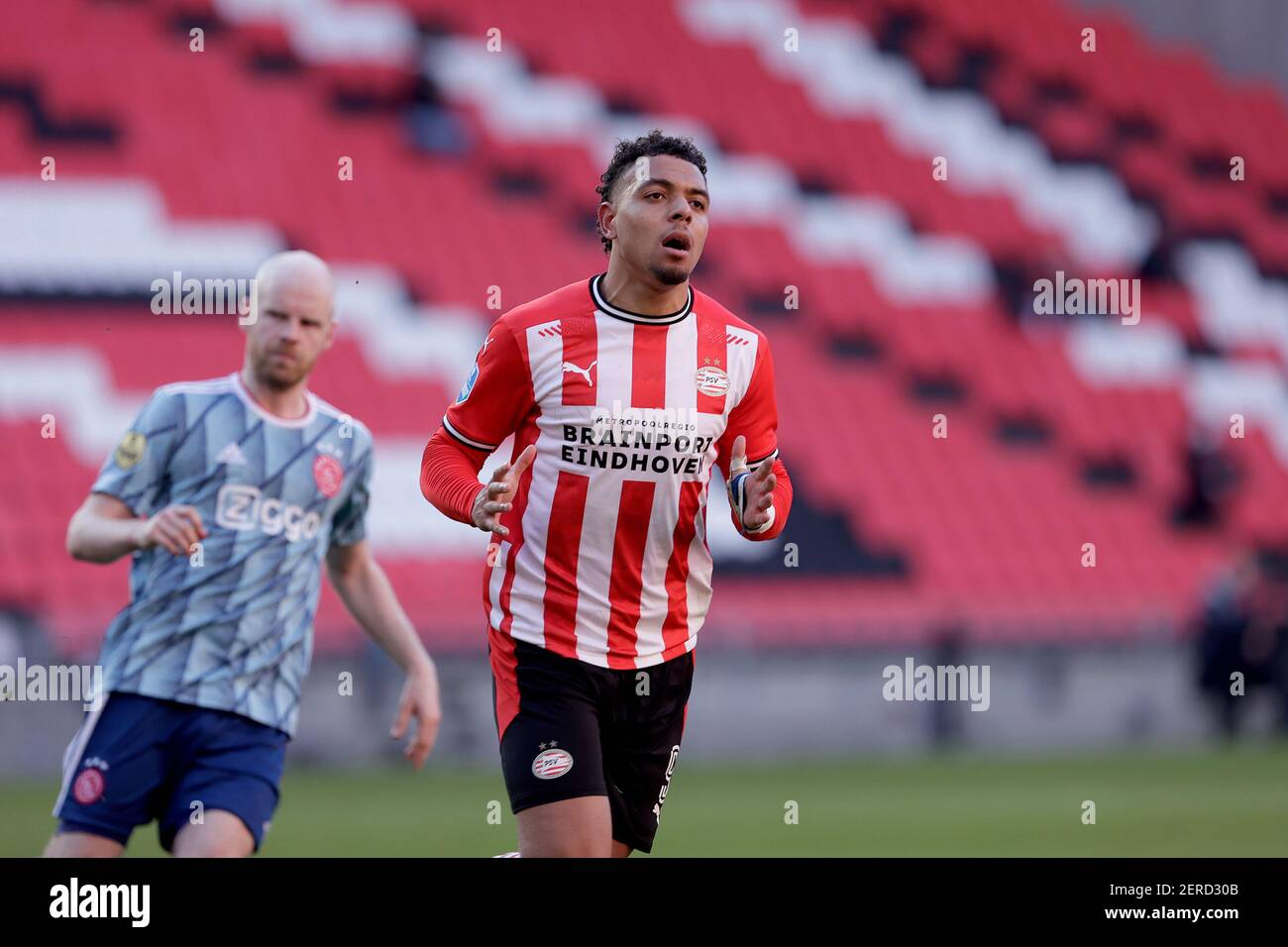 EINDHOVEN, NIEDERLANDE - FEBRUAR 28: Donyell Malen vom PSV Eindhoven während des niederländischen Eredivisie-Spiels zwischen PSV und Ajax im Philips Stadion am Febr. Stockfoto