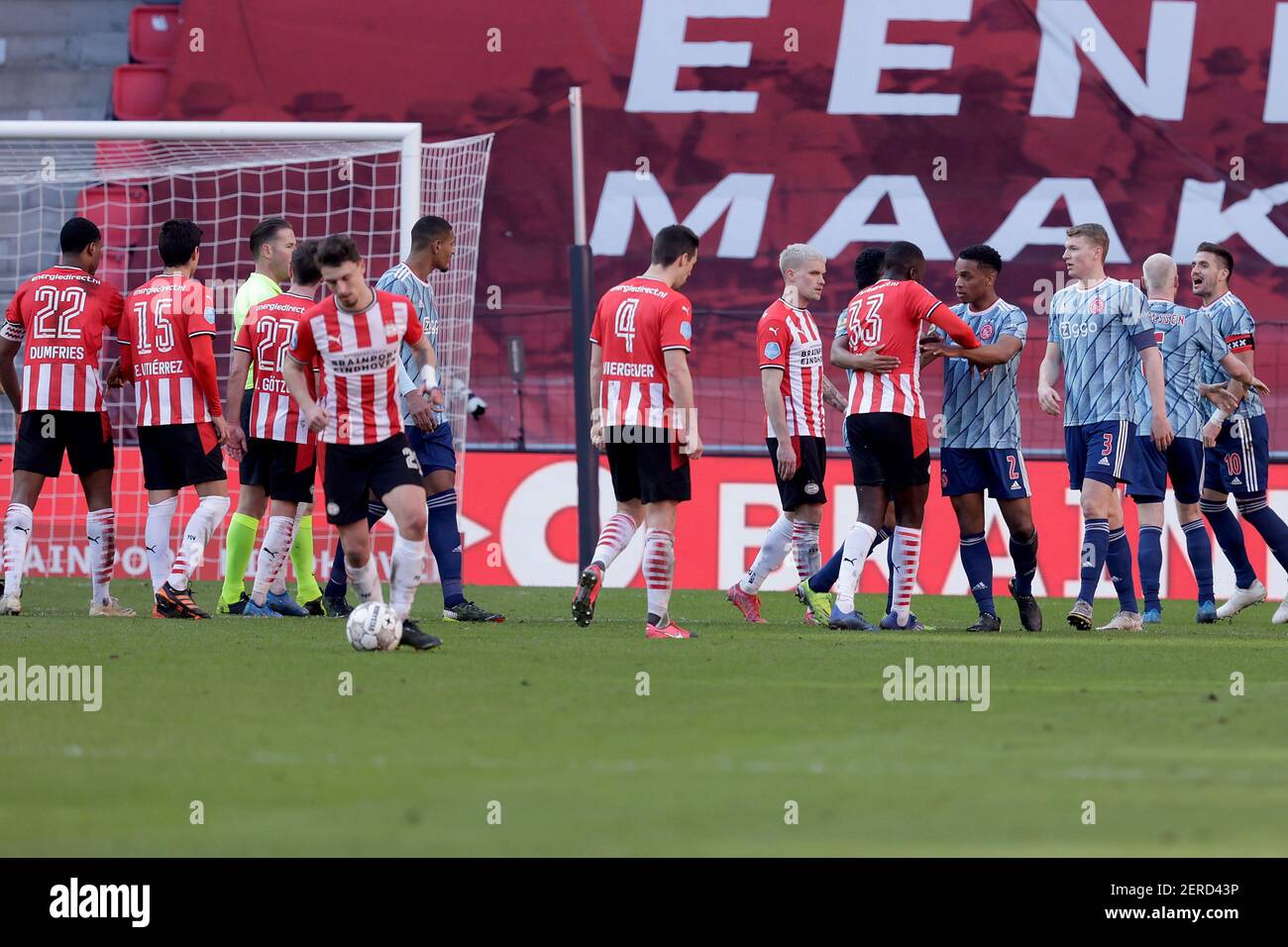 EINDHOVEN, NIEDERLANDE - FEBRUAR 28: Denzel Dumfries von PSV Eindhoven, Dusan Tadic von Ajax während des niederländischen Eredivisie-Spiels zwischen PSV und Ajax AT Stockfoto