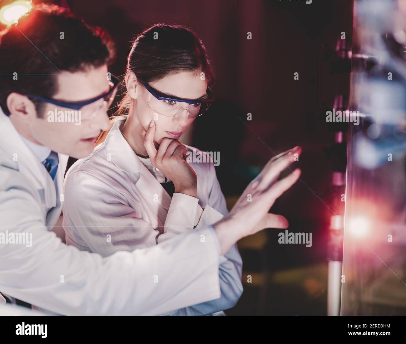 Ingenieure mit Schwerpunkt auf die Entdeckung Stockfoto